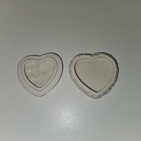 Vintage Rose Detailed Heart Box - Picture 7 of 10